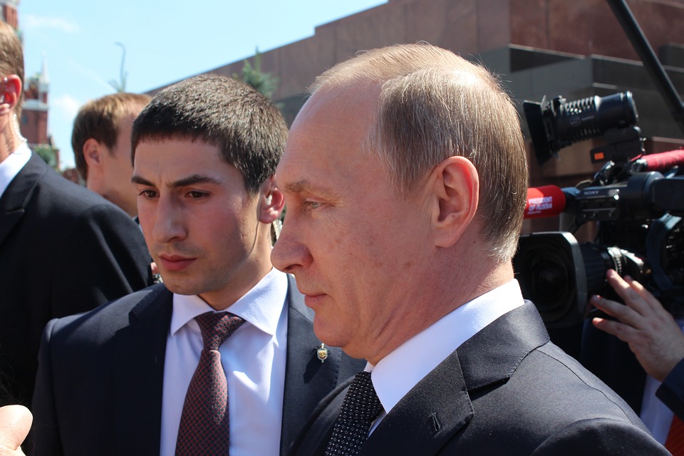 Putin macht mobil: Die rücksichtslose Transformation der russischen Wirtschaft in eine Kriegswirtschaft und die Herstellung von Drohnen in einer Bäckerei.