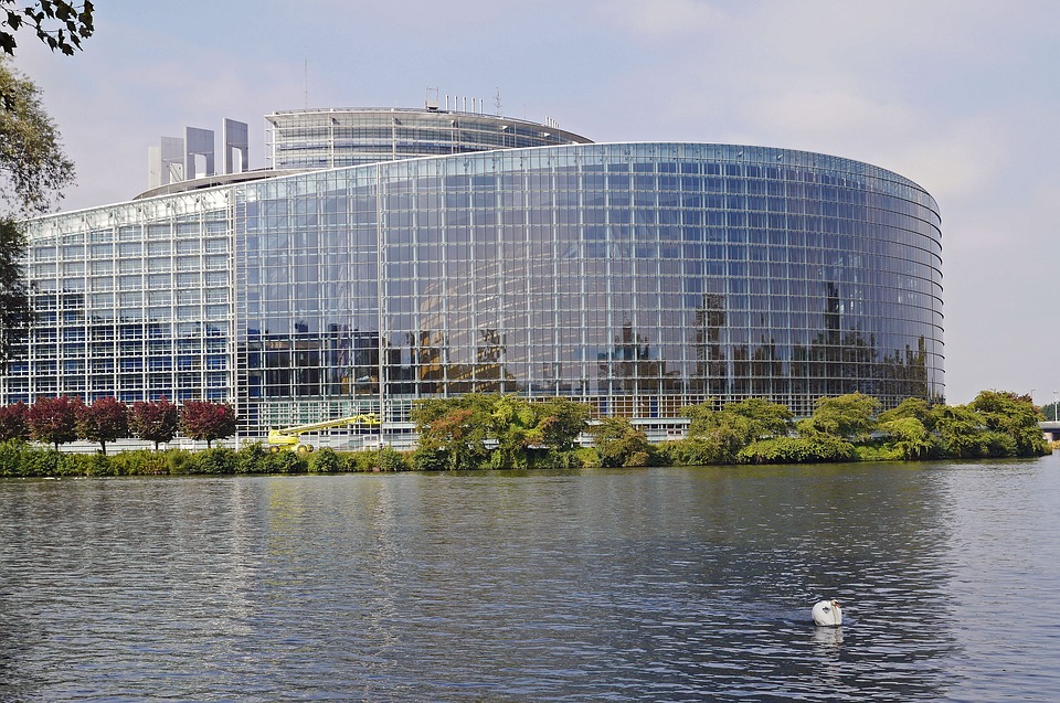 Europaparlament beschließt Verbot von Barzahlungen über 10.000 Euro