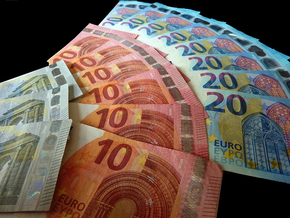 Rente berechnen: Gehalt von 2700 Euro – Beispielrechnung zeigt Vorsorgebedarf