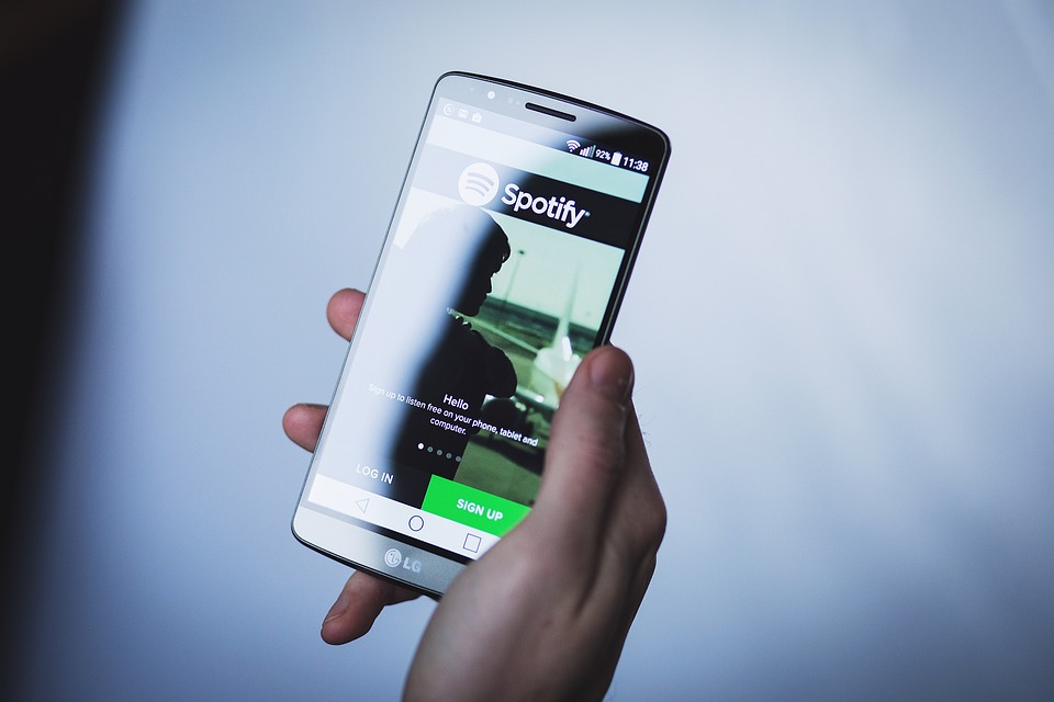 Spotify steigert Gewinn durch Stellenabbau und Preiserhöhungen