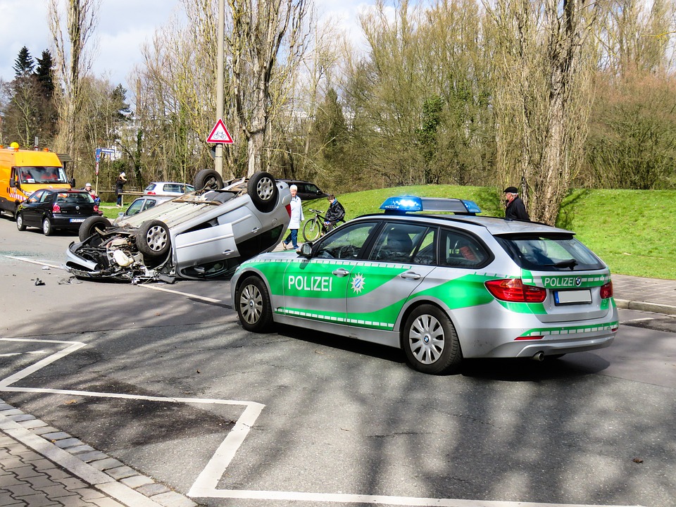 Verkehrsunfall auf Autobahn: Mehrere Personen verletzt und Stau im Berufsverkehr