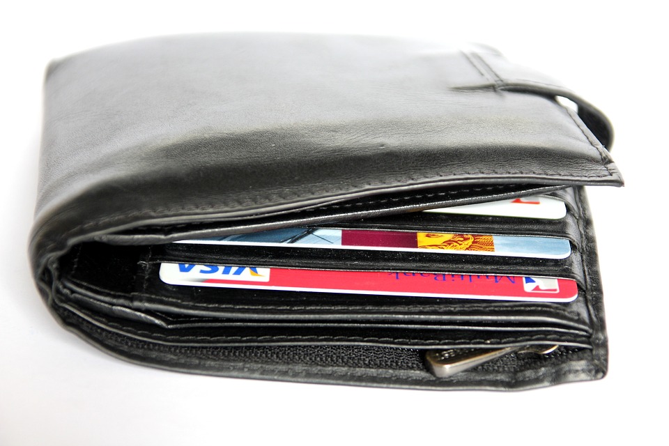 Kreditkarte vs. Debitkarte: Wichtige Unterschiede kennen und Geld sparen